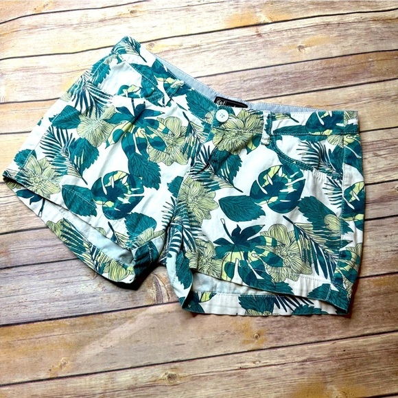 Gef for Women France Shorts Leaves Green White Summer Tiki Beach Vacation Size 6 - Picture 1 of 10